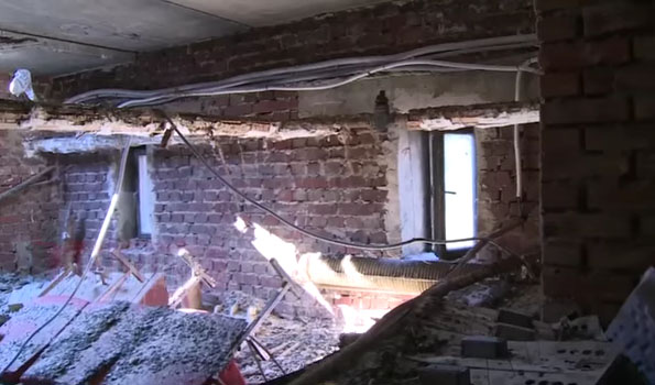 ​Последствия прямого попадания снаряда в Киевский райисполком Донецка