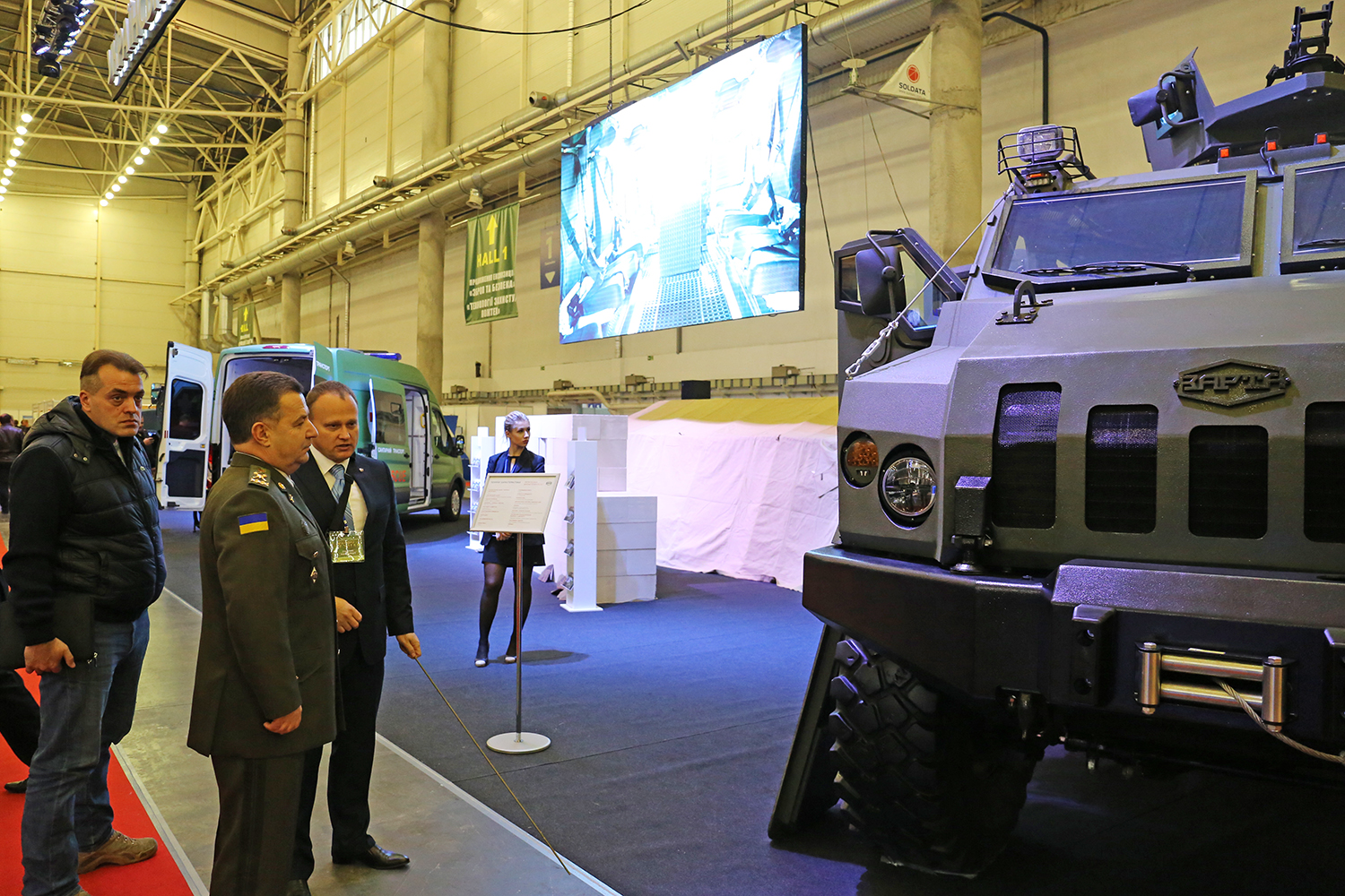 "Мы выходим на новый уровень! Это серьезные образцы", - министр обороны Полторак на выставке вооружения Украины