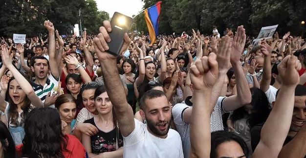 Это звуки победившей Армении: добившиеся отставки Саргсяна протестующие не сдерживают эмоций, реакция митингующих "зашкаливает" – яркие кадры
