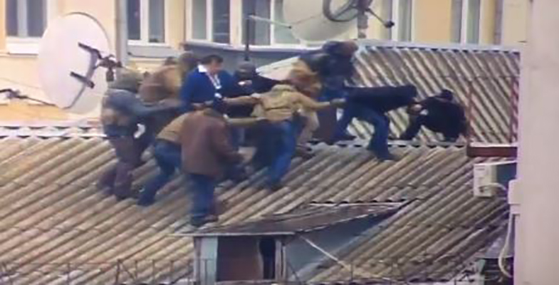 Задержание Саакашвили в Киеве: появились кадры, как политика снимали с крыши многоэтажки