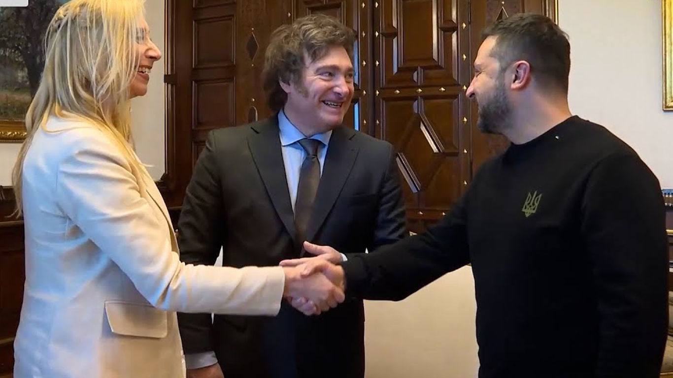 ​Зеленский пообщался с президентом Аргентины и получил из его рук подарок, кадры
