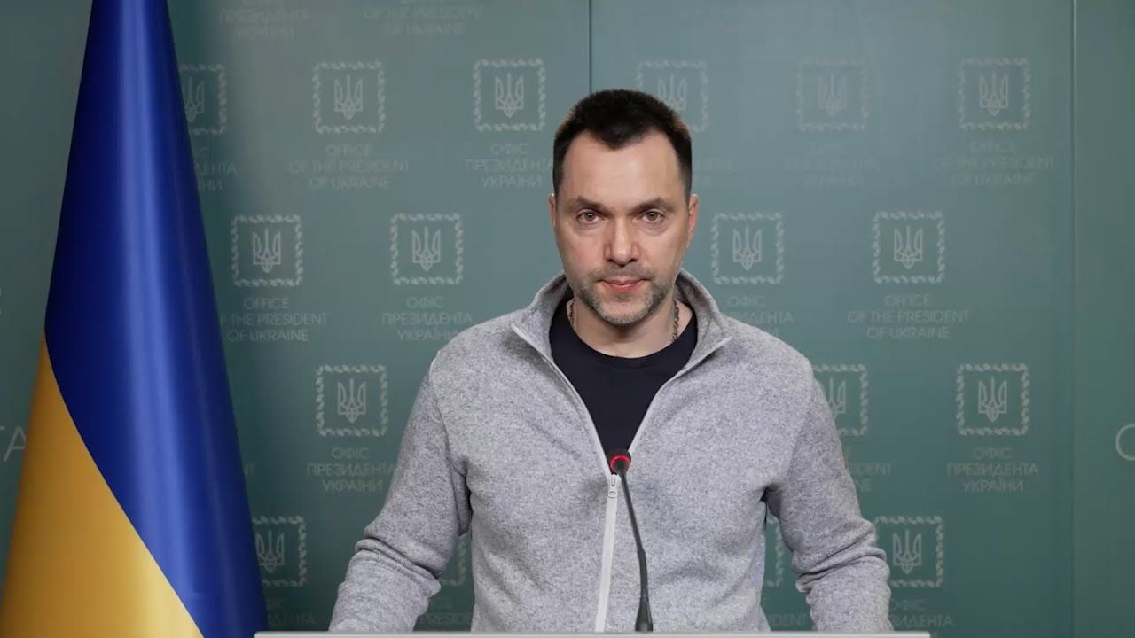 Арестович рассказал, почему ВСУ позволяют оккупантам стягивать технику на Херсонщину 