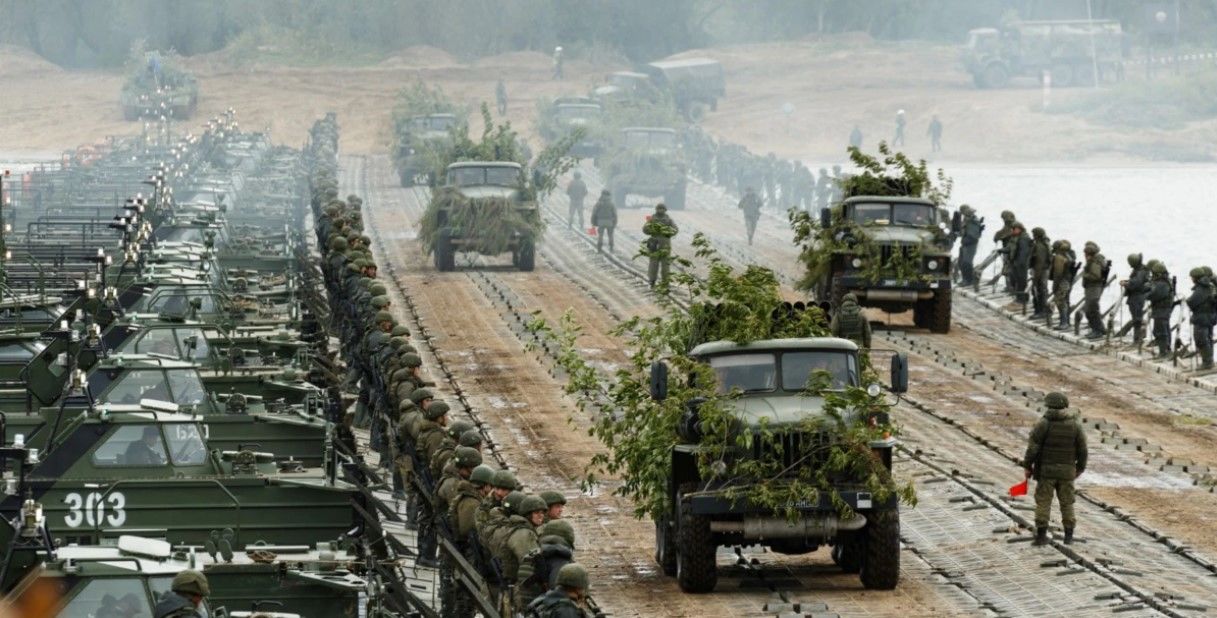Путин после разговора с Байденом продолжил стягивать войска к границе с Украиной – видео 