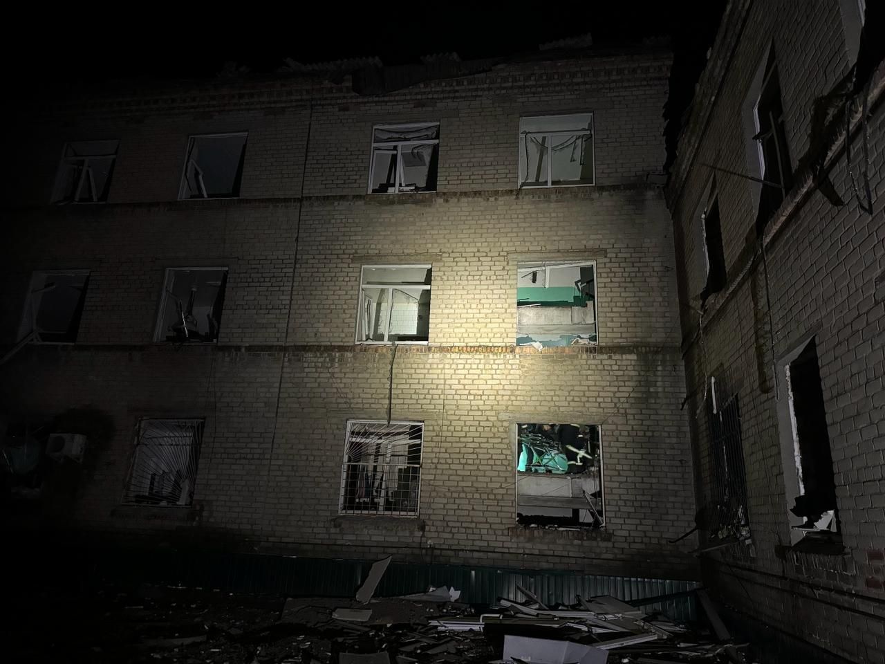 Оккупанты дважды за сутки обстреляли Селидово: под ударами не военные объекты, а больница – появились первые кадры