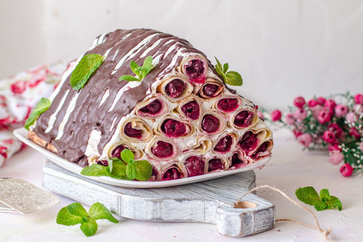Праздничный десерт без выпечки: рецепт блинного торта с вишнями 