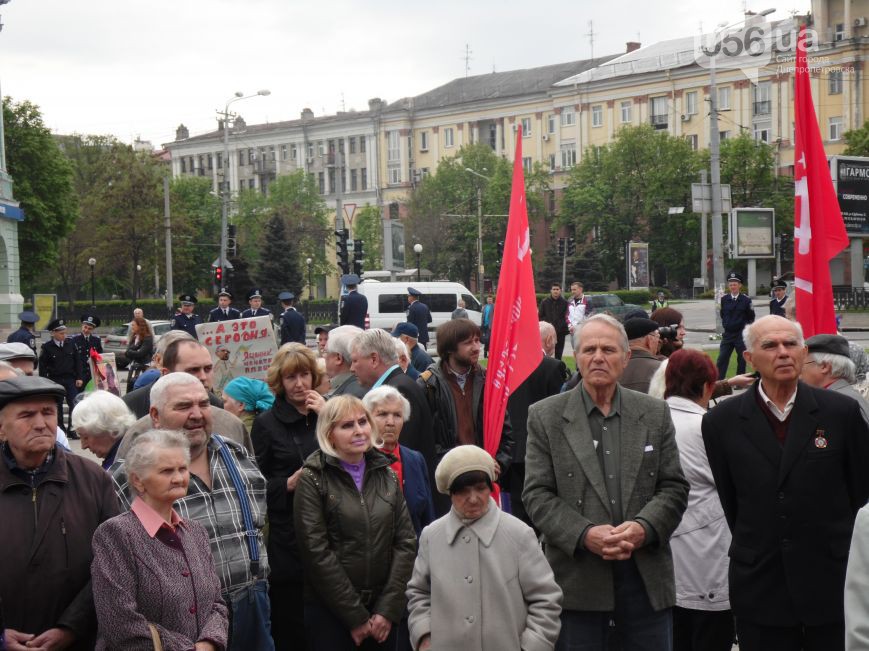 Митинг 1 мая в Днепропетровске: портреты Сталина и Ленина, флаги Компартии и георгиевская лента