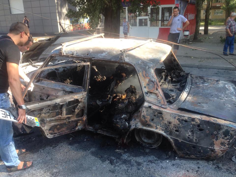 Источник: в Калининском районе Донецка снаряд попал в машину. Погибла вся семья