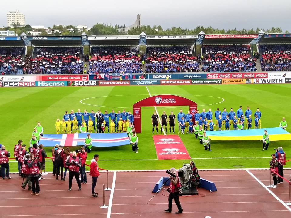 Украинцы затмили соперников - исландцы не знают слов своего гимна: Сеть поразили кадры с матча Украина - Исландия в Рейкьявике