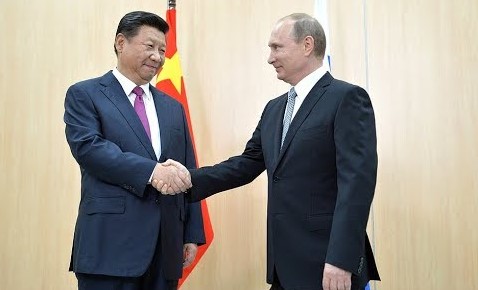 Путин подрос: кремлевские СМИ с помощью "Фотошопа" добавили российскому президенту несколько сантиметров, чтобы сделать его заметным на фоне лидера Китая Си Цзиньпина, - кадры