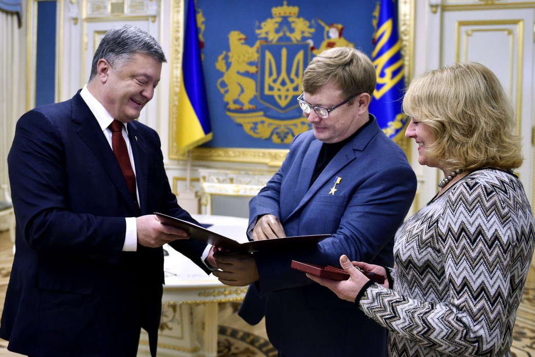 ​“На вашем примере должно воспитываться новое поколение украинцев”, - Порошенко подарил квартиру герою-партизану Жемчугову, который год провел в плену боевиков “ЛНР”, - кадры