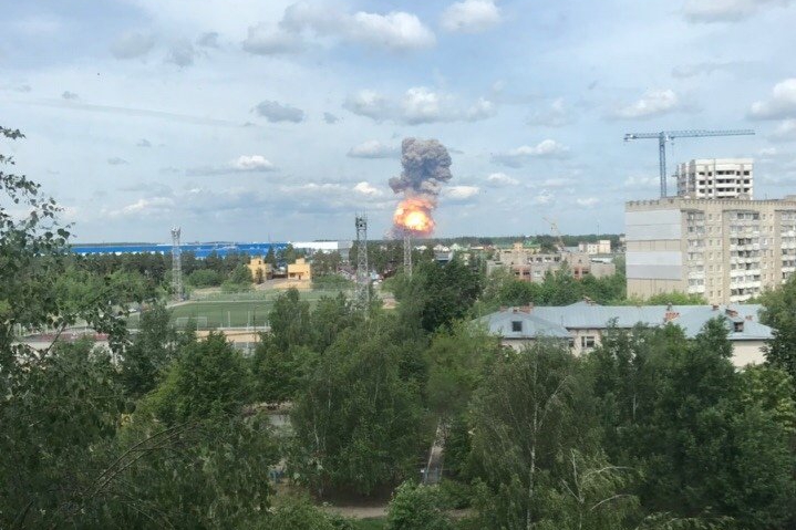​В Дзержинске горит и взрывается "Кристалл": уже десятки жертв, введен режим ЧС, жители бегут из города