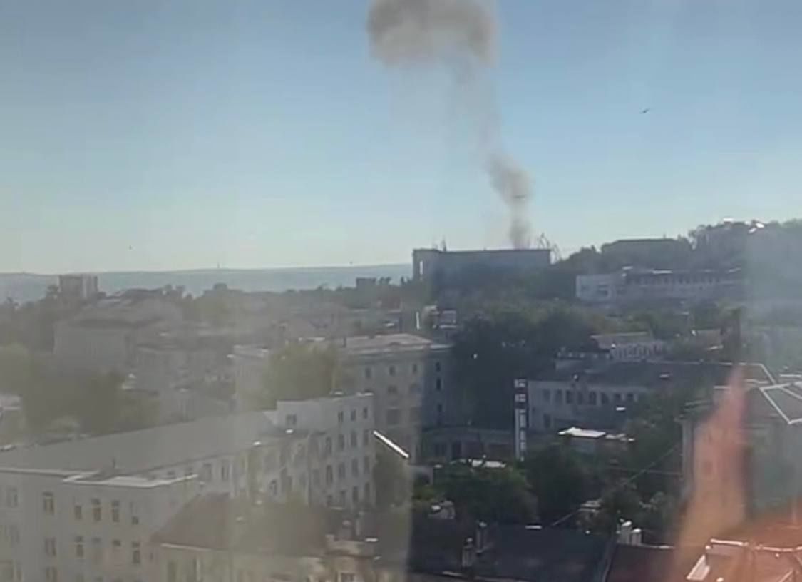 ​Появилось видео полета барражирующего боеприпаса над Севастополем в момент атаки по штабу ЧФ РФ