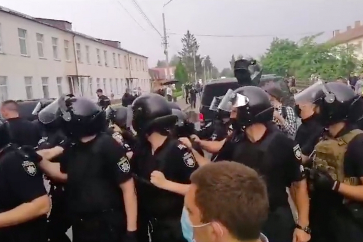 ​Илью Киву и "слугу народа" Литвиненко в Березно встретил "Нацкорпус": стычки с полицией и взрывы попали на видео