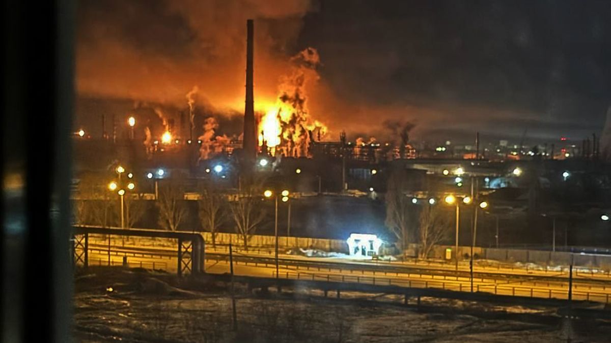 ​Бензина не будет: "хорошие" дроны атаковали Куйбышевский и Афипский НПЗ в РФ — первые кадры