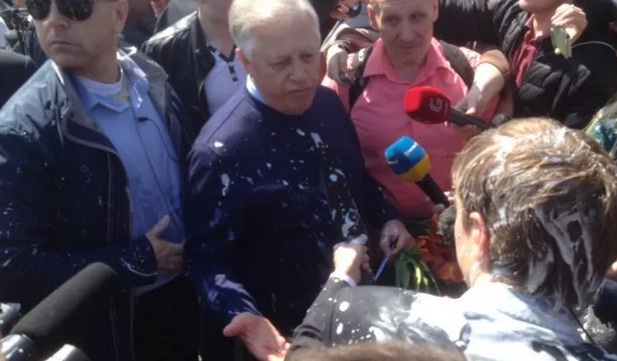 Симоненко убегает с митинга 1 мая под шквал возмущений и оскорблений. Видео