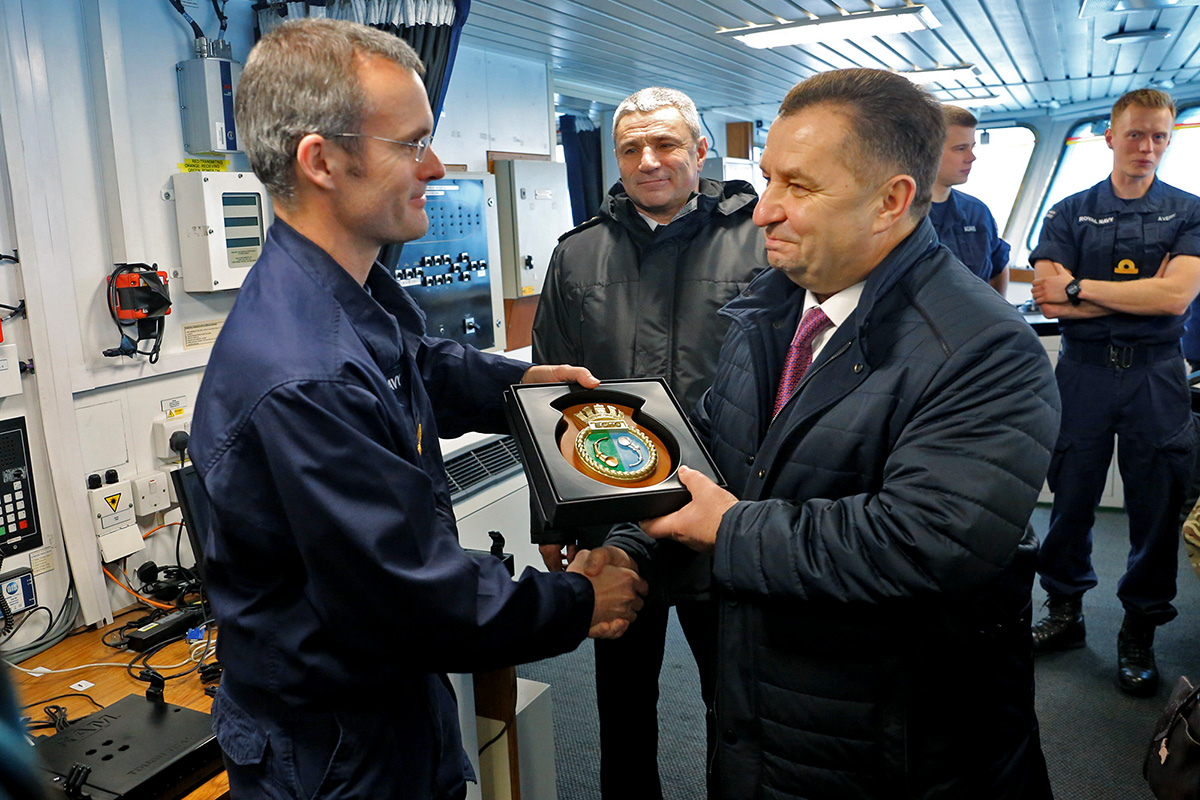 "Наш флот в Черном море станет мощным сигналом для Путина", - министр обороны Великобритании Уильямсон