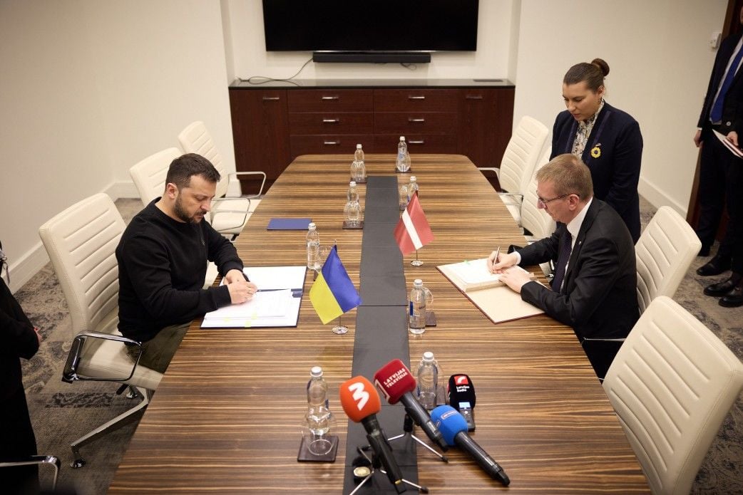 Зеленский подписал с президентом Латвии Ринкевичсом договор о гарантиях безопасности