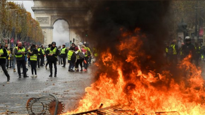 Протесты во Франции достигли критической черты: Макрон ввел чрезвычайное положение и сделал срочное заявление