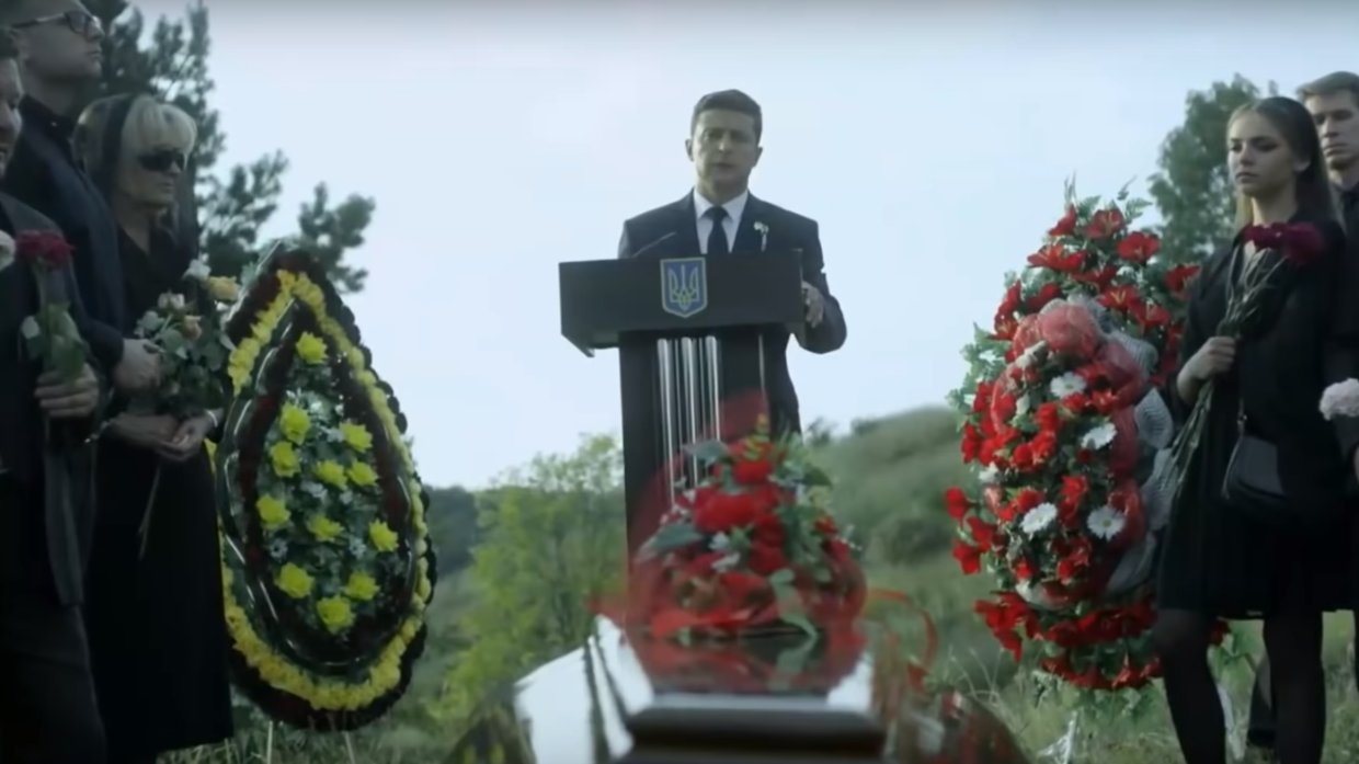 "Он умер, чтобы мы могли жить", - Зеленский на видео "похоронил" президента 