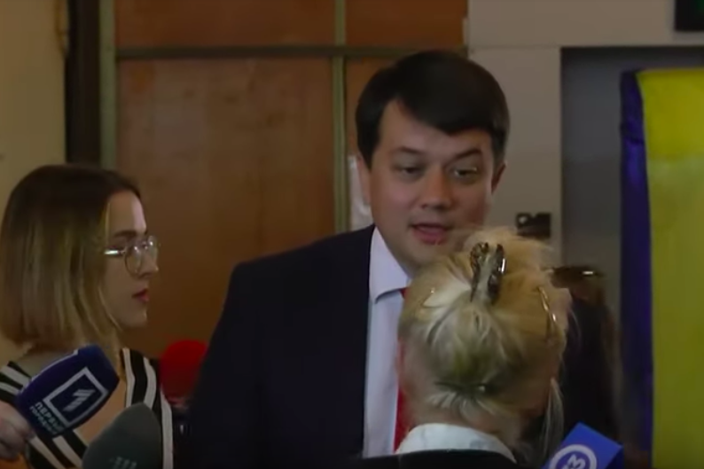 ​Друга Зеленского на избирательном участке "разгромила" пенсионерка: Разумков не знал, куда деть глаза: кадры