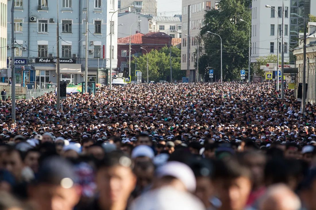 ​"Нас захватили?” - "зетников" возмутили толпы мусульман на улицах Москвы