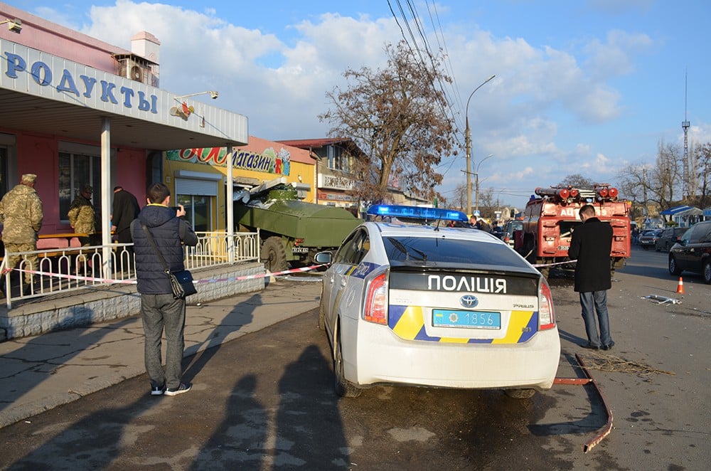 ДТП с военным "Уралом" в Николаеве: тело погибшего матроса вытащили только с помощью специнструментов, кадры не для слабонервных