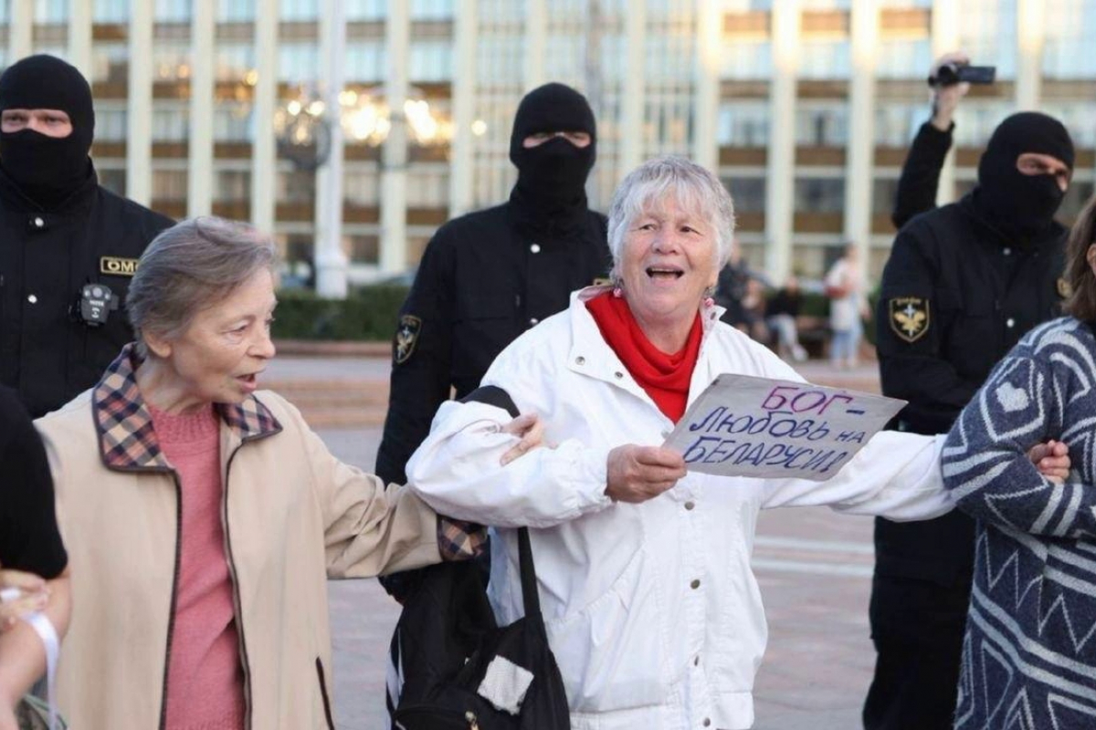 ​В Минске ОМОН взял в кольцо поющих женщин и начал сжимать - момент попал на видео