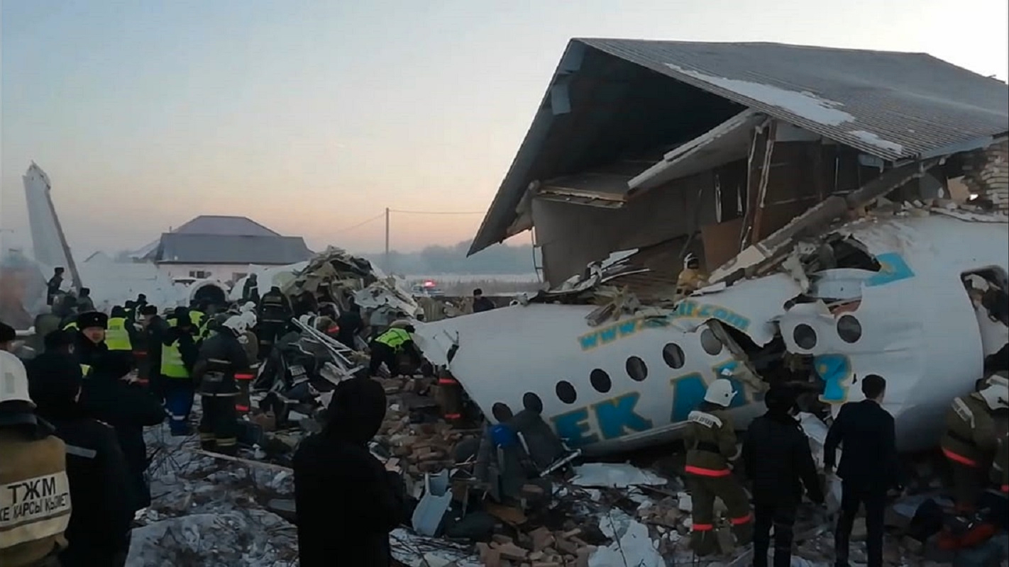 Самолет со 100 людьми рухнул в Казахстане