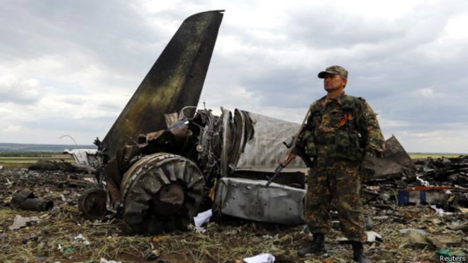 Спасатели нашли обломки самолета, который потерпел крушение в Индонезии