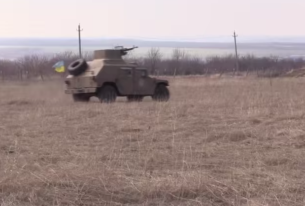 Украинские бойцы испытали броневики Humvee 