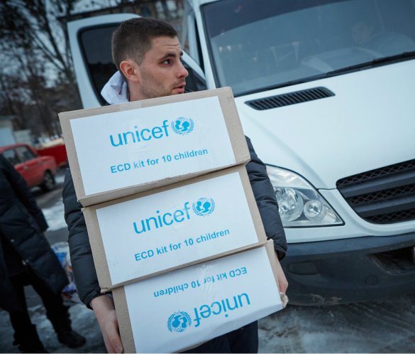 ЮНИСЕФ передал Украине гуманитарную помощь для оказания медицинской помощи