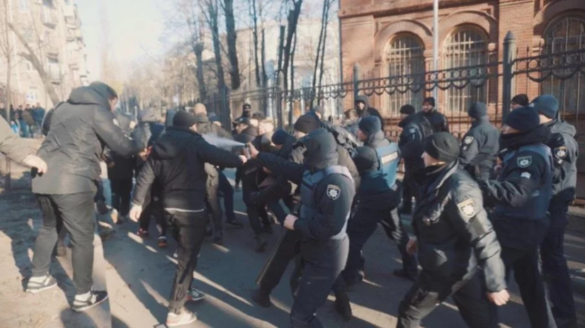 Активисты "Национального корпуса" подрались с полицейскими на территории Харьковского политеха - кадры