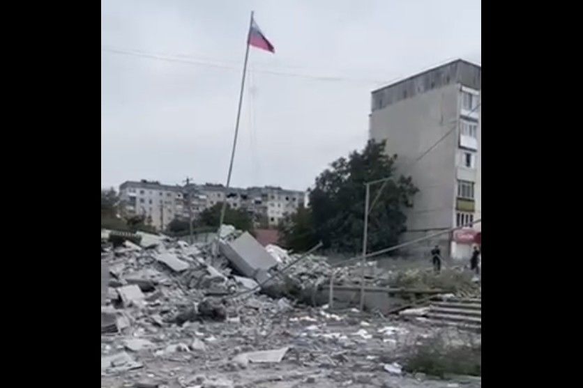 ​Оккупанты показали результат "прилета" по базе ВС РФ в Лисичанске: на месте здания огромная воронка