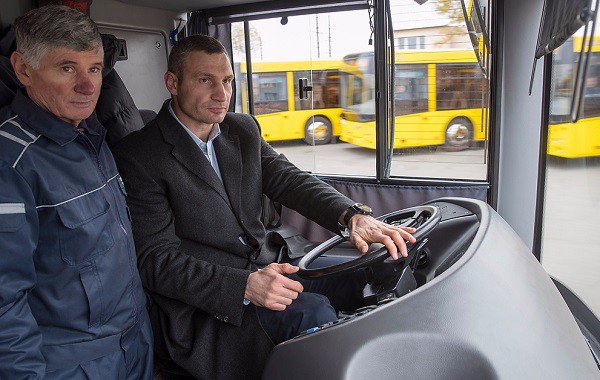 Сеть "взорвали" кадры, как мэр Кличко "гоняет" по Киеву на громадном автобусе: таким известного политика еще никто не видел