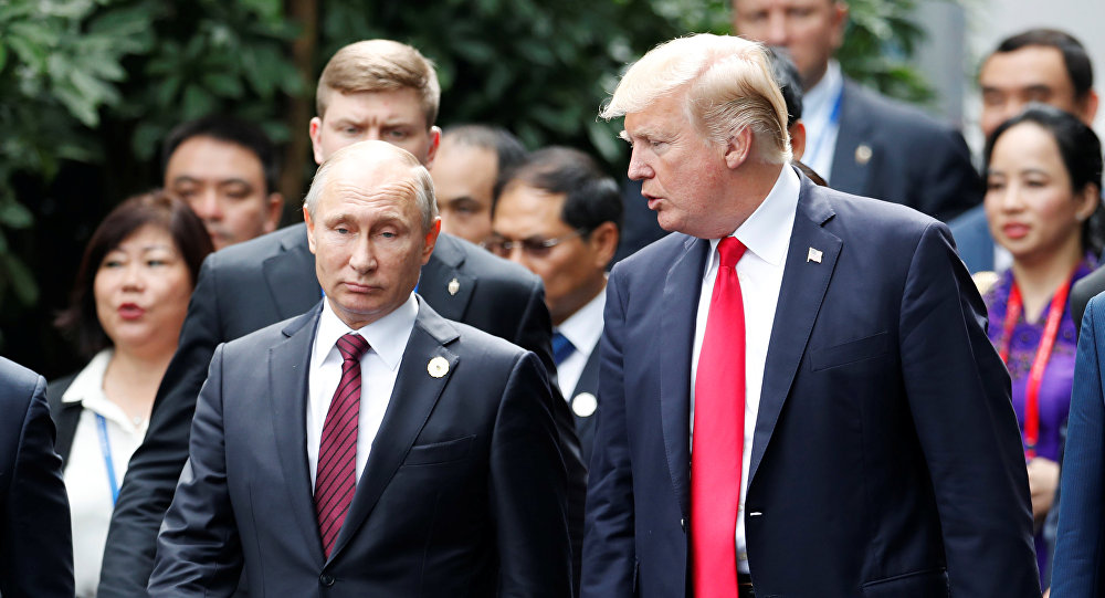 Встреча "на лету": российские СМИ "раструбили" о чем Дональд Трамп все-таки поговорил с Владимиром Путиным на саммите АТЭС - кадры