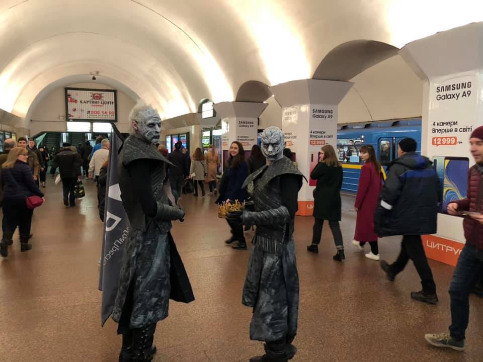 "Игра престолов в Украине": по киевскому метро разгуливали "белые ходоки" – впечатляющие кадры 
