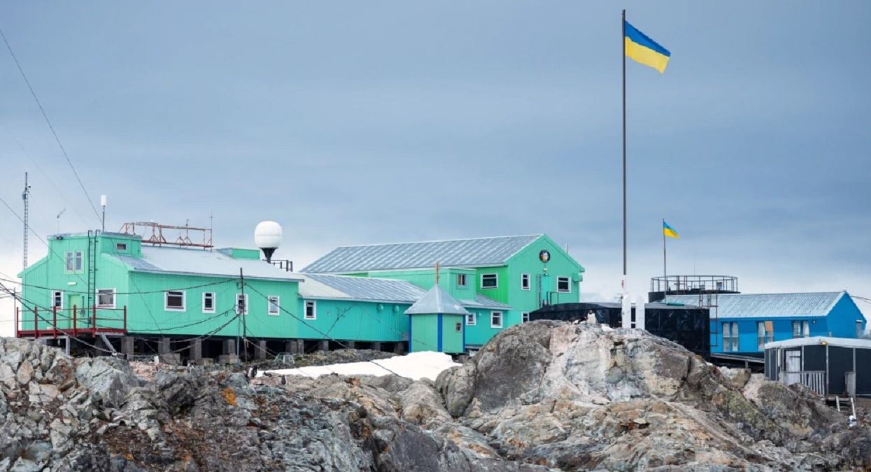 К украинским полярникам на станции "Академик Вернадский" приплыли уникальные гости