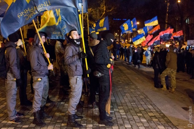 "Правый сектор" и активисты обещают Киеву мощное факельное шествие в честь героев Крут: к центру столицы сходятся сотни участников масштабной акции