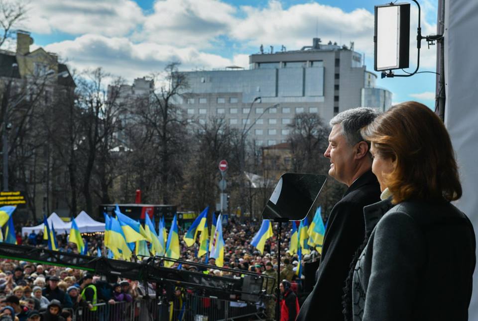 "Порошенко ушел как настоящий Президент: так провожают хорошего друга – с надеждой на встречу в будущем", - блогер