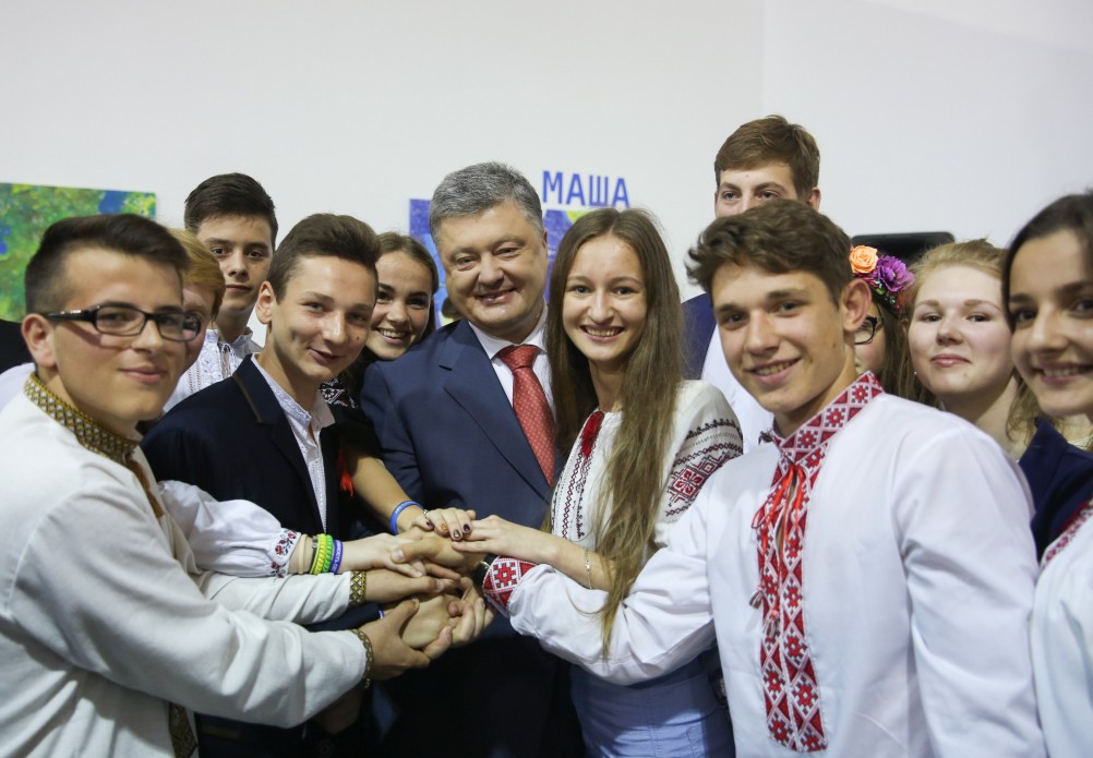 Порошенко на открытии Всеукраинского детского форума "Дети меняют мир": Я горжусь, что в Украине есть такое красивое, чистое, свободное, патриотическое будущее