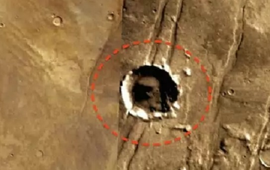 Нескромный "портрет": уфологи разглядели в очертаниях кратера 13-километрового вулкана на Марсе профиль гуманоида