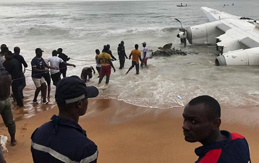 СМИ: в Кот-д'Ивуаре в море рухнул самолет с украинцами на борту, спасатели несколько часов не могут вытащить погибших  из-под обломков, - кадры