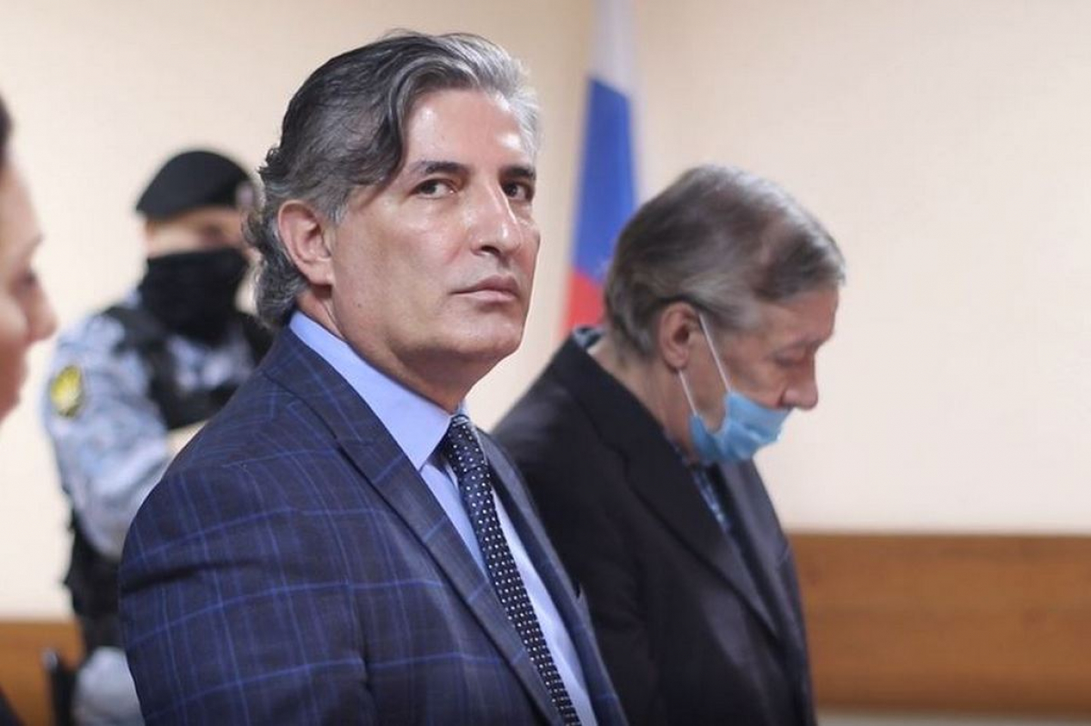 После проигрыша в суде адвокат Ефремова Пашаев в одном полотенце развлекся под караоке 