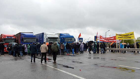 Беспорядки на границе в Волынской области: сотни людей штурмовали здание таможни