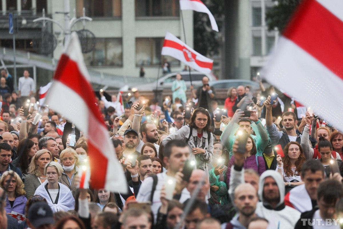 Тысячи фонариков на митинге в Минске: момент солидарности народа Беларуси попал на видео