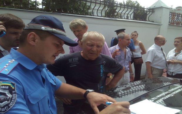 Скандал в Полтаве: мэр поругался с нардепом и въехал в толпу активистов. Травмированы четверо