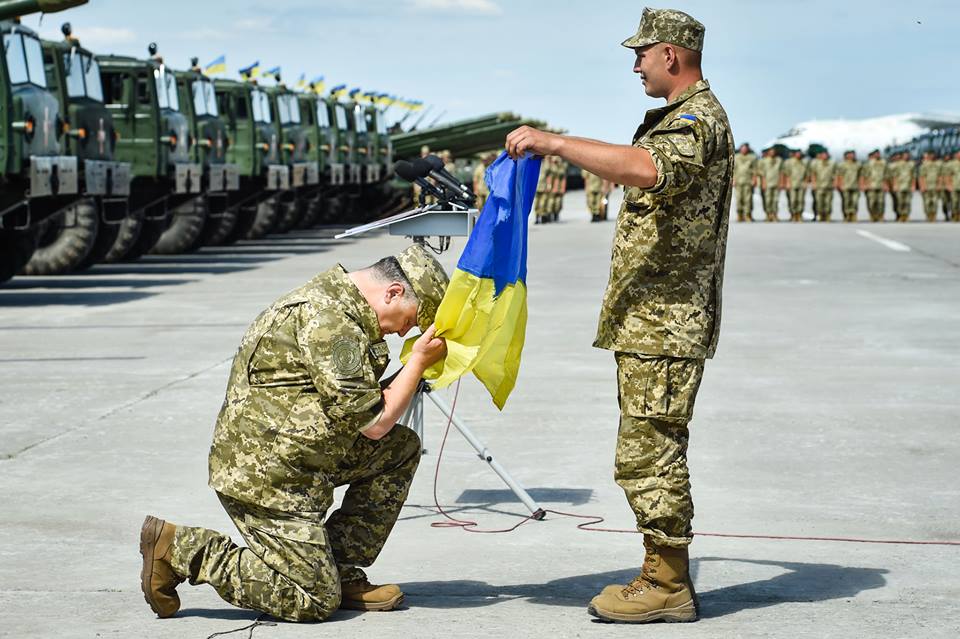 “Наш оберег, символ несокрушимости духа”, - Порошенко напомнил украинцам о важной дате