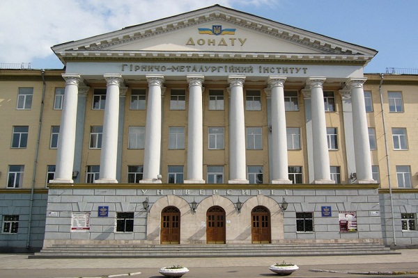 "Под протекторатом "Оппоблока"", - ректора вуза-переселенца обвиняют в проведении антиукраинской кампании. Кадры