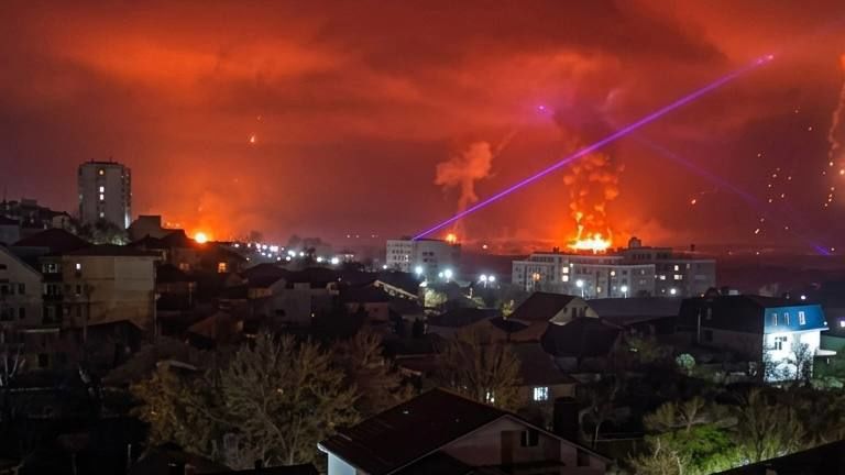 Дроны атаковали нефтяной терминал "Шесхарис" в Новороссийске – вспыхнул мощный пожар 