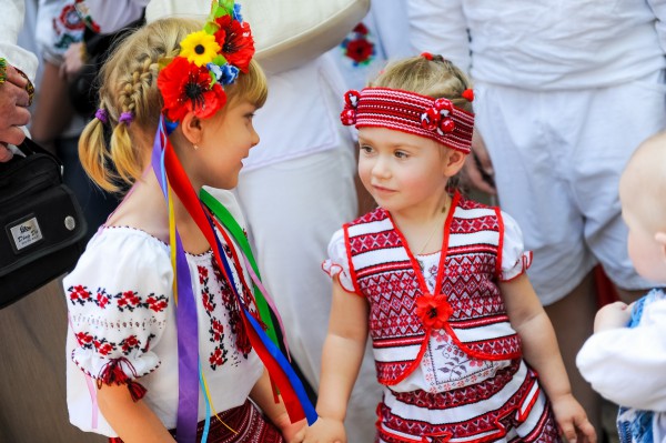Украинцы празднуют День вышиванки: что это за праздник, и кто стал его инициатором (видео)